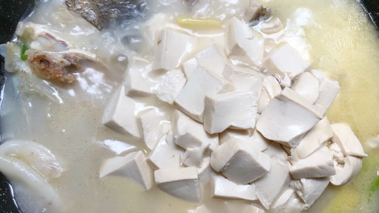 鱼头豆腐汤,放入豆腐,用锅铲轻轻的推动一下