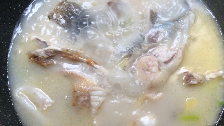 鱼头豆腐汤,这是炖了20分钟的样子,奶白色的汤是不是很诱人