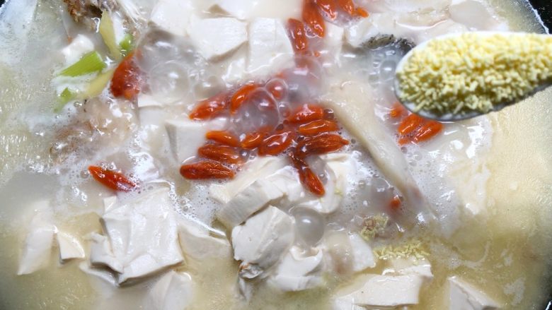 鱼头豆腐汤,放入10g<a style='color:red;display:inline-block;' href='/shicai/ 756'>鸡精</a>搅拌均匀,准备出锅