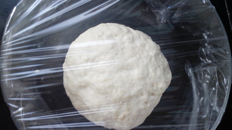 软软豆沙面包卷(70%中种法),混合中种部分材料,揉成稍微光滑的面团就可以了。夏季可以放入冰箱冷藏发酵,天气冷的时候可以室温发酵。