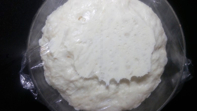 软软豆沙面包卷(70%中种法),发酵至膨到最高点 ,稍微有些回落即可。