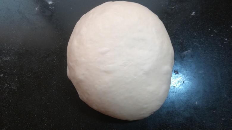 软软豆沙面包卷(70%中种法),把揉好的面团,滚圆后盖上保鲜膜室温松弛半小时。我们说的室温一般只在25度左右。松弛后的面团不用再发到2倍大,只需要有30分钟的延续发酵就可以。