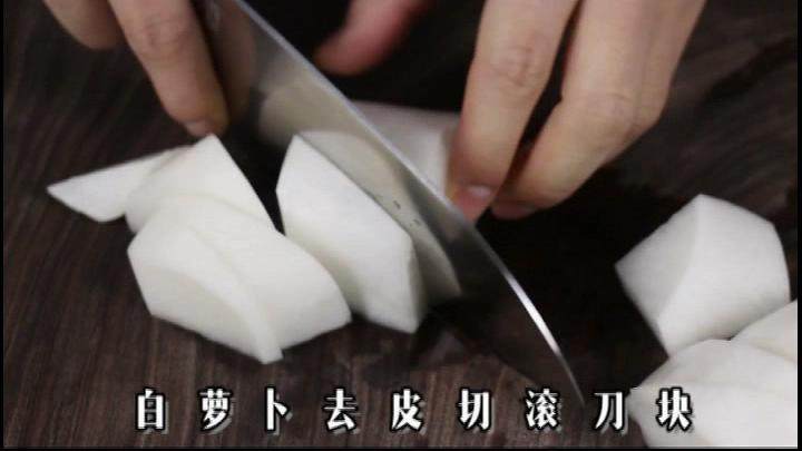 鲜美宴客大菜，咸鲜中带着一丝甜味的鲍汁萝卜,白萝卜去皮切滚刀块。