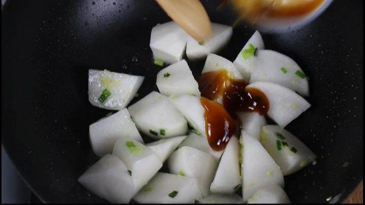 鲜美宴客大菜，咸鲜中带着一丝甜味的鲍汁萝卜,再把白萝卜煸炒出香味加入鲍鱼汁、蚝油、生抽、老抽、盐翻炒至萝卜至上色。
