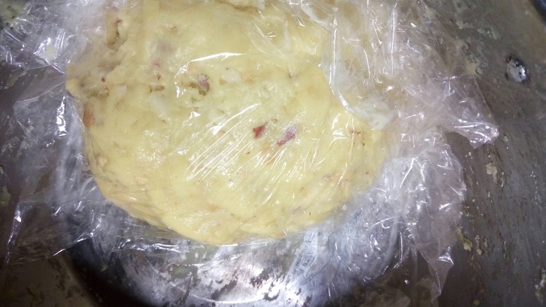 小小花生酥,将花生碎倒入面糊中,用手和成面团,盖上保鲜膜醒发15分钟