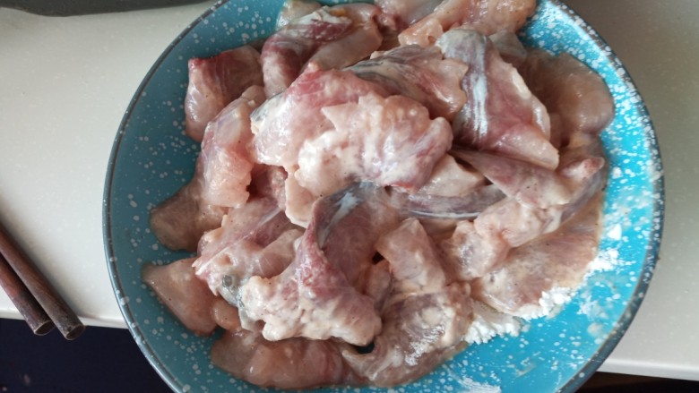 椒麻鱼片,鱼片再放一次干淀粉抓匀,