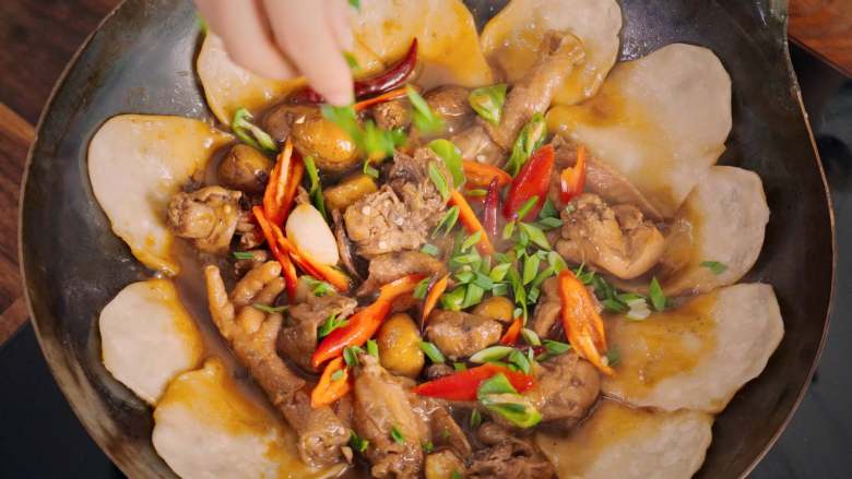 地锅鸡【曼食慢语】,撒上青红椒碎,关火,撒上蒜苗碎