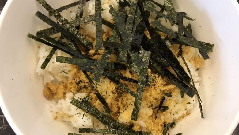 便当~饭团+土豆饼+八爪鱼红肠,适量海苔
