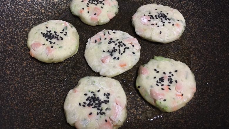便当~饭团+土豆饼+八爪鱼红肠,热火冷油,小火慢煎