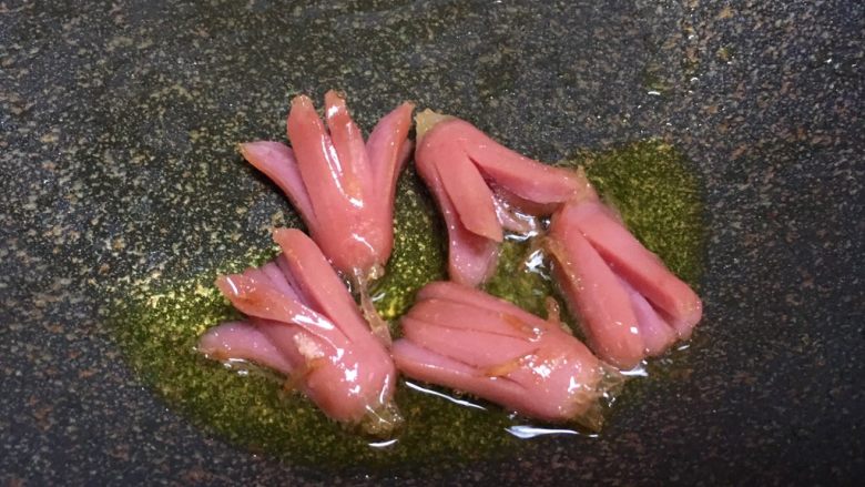 便当~饭团+土豆饼+八爪鱼红肠,4-5层热下香肠,小火炸至八爪鱼的腿张开翘起来,注意小火哦,同时要不停的翻动使其受热均匀