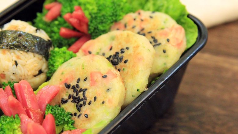 便当~饭团+土豆饼+八爪鱼红肠,外酥里嫩,食材丰富,营养均衡