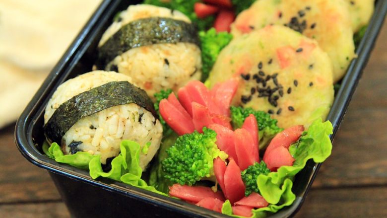 便当~饭团+土豆饼+八爪鱼红肠,码放好,爪爪朝上,会更好看哦