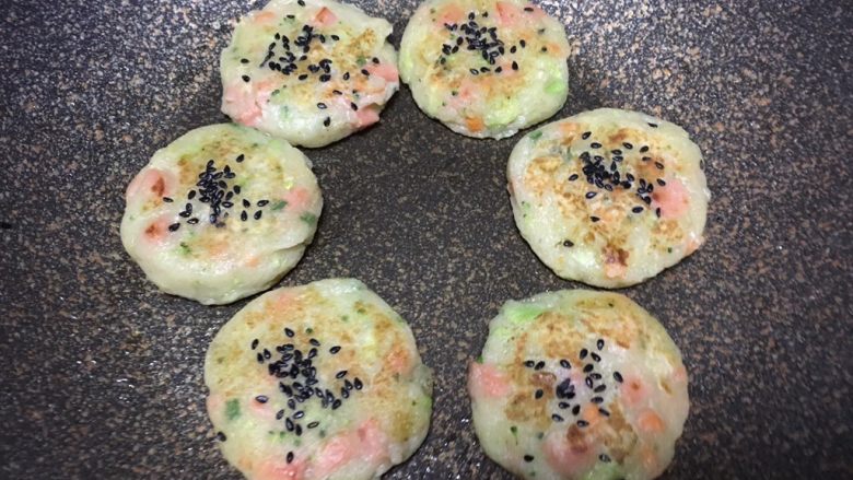 便当~饭团+土豆饼+八爪鱼红肠,煎至两面金黄即可