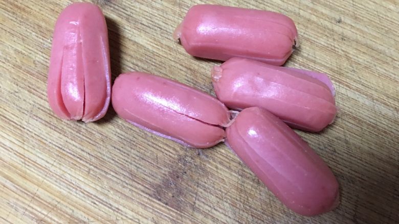 便当~饭团+土豆饼+八爪鱼红肠,都切好备用,锅里烧油