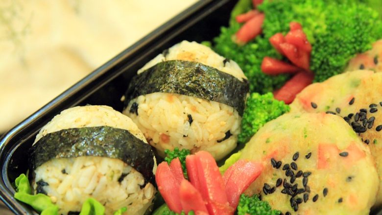 便当~饭团+土豆饼+八爪鱼红肠,最后剪一长条海苔片,约1厘米宽,绕饭团一圈装饰,肉松海苔饭团的特写