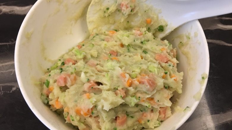 便当~饭团+土豆饼+八爪鱼红肠,搅拌均匀,这边的量可以做15-18个,如果你只需要少量几个,请减量哦
