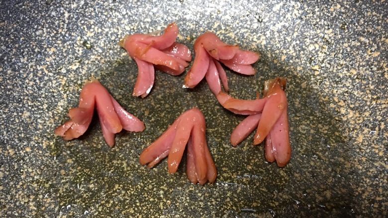 便当~饭团+土豆饼+八爪鱼红肠,都张开了,可以挪至一边滤油