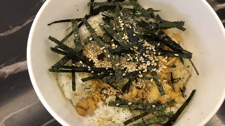 便当~饭团+土豆饼+八爪鱼红肠,加入肉松,海苔,芝麻,拌匀,就可以根据自己的大小喜好搓圆了,这里可以搓3-4个饭团