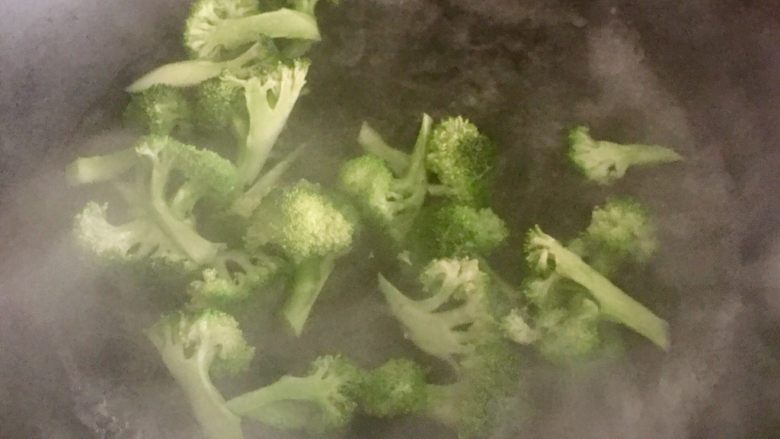 便当~饭团+土豆饼+八爪鱼红肠,水烧开,加盐和些许油,快速汆烫西兰花,然后过凉水(凉白开或直饮水)捞出沥干水分就可以了哦,也可以不过冷水,就要缩短焯水时间。