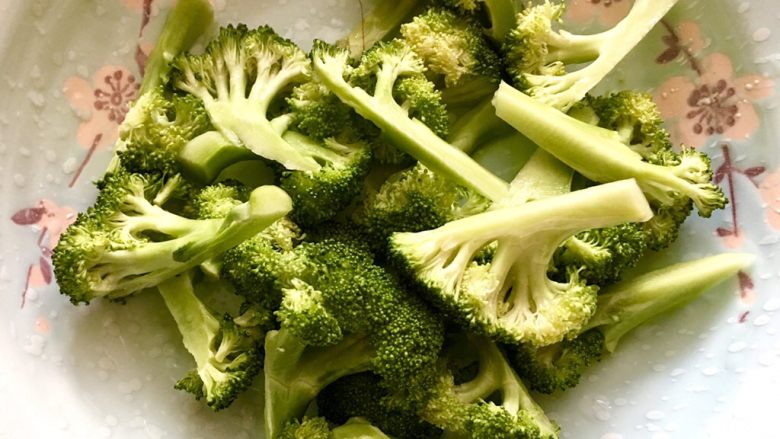 便当~饭团+土豆饼+八爪鱼红肠,西兰花适量,洗净切小块,封面图一个便当用量是6-7小朵,根据自己需要的量去烹制哦
