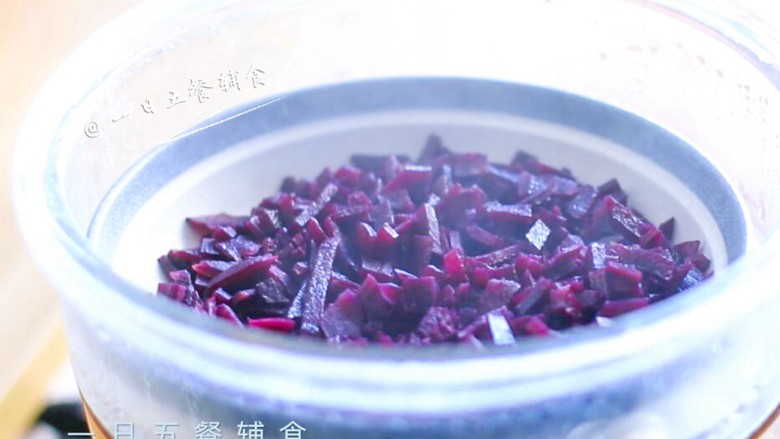椰蓉紫薯草莓球,紫薯切丁,上锅蒸15分钟。