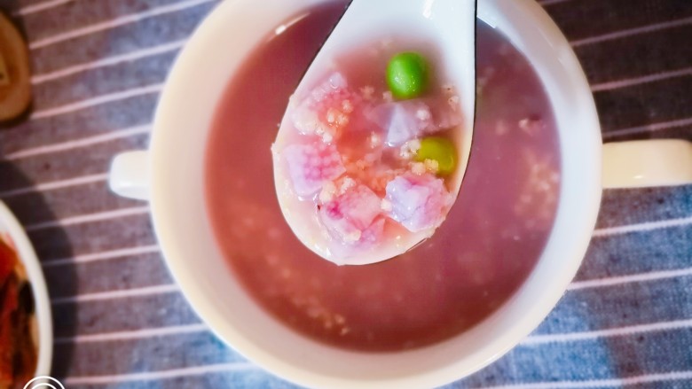 紫山药小米豌豆粥,盛出