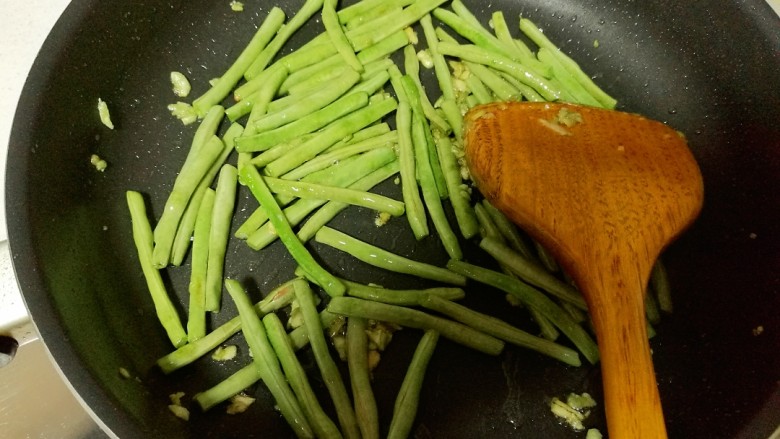 豆角烧茄子,用小火炒至豆角变深色。