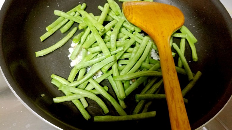 豆角烧茄子,放入豆角。