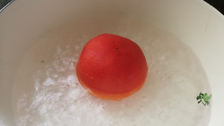 酸辣番茄豆腐鱼,<a style='color:red;display:inline-block;' href='/shicai/ 59'>番茄</a>在热水中滚一下,轻松去皮。