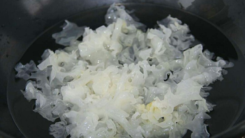 银耳枣汤,锅里烧水,把银耳倒进去煮