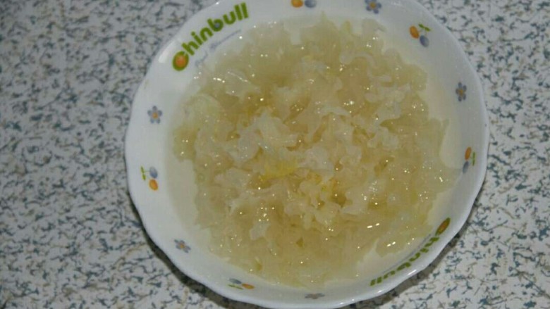 银耳枣汤,这是泡发好的银耳,斯成小朵