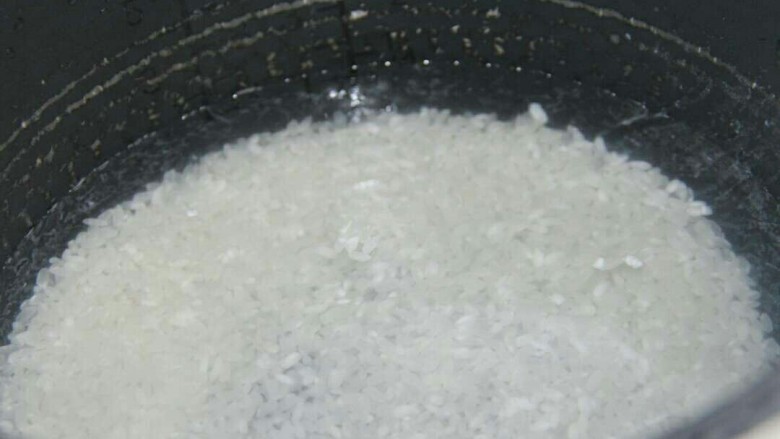 地瓜山药粥,把大米放锅里,倒入适量的水
