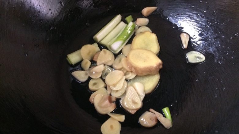 【下饭菜】爆炒猪心,热锅凉油,下葱姜蒜爆香。