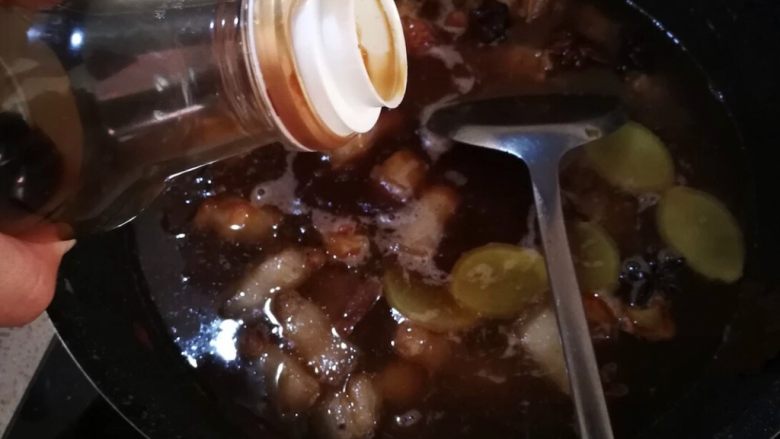浅湘食光&鹌鹑蛋红烧肉,加<a style='color:red;display:inline-block;' href='/shicai/ 762'>老抽</a>、姜片、香料、水