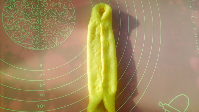 全麦火腿面包,两边向中间对折,收口处捏紧