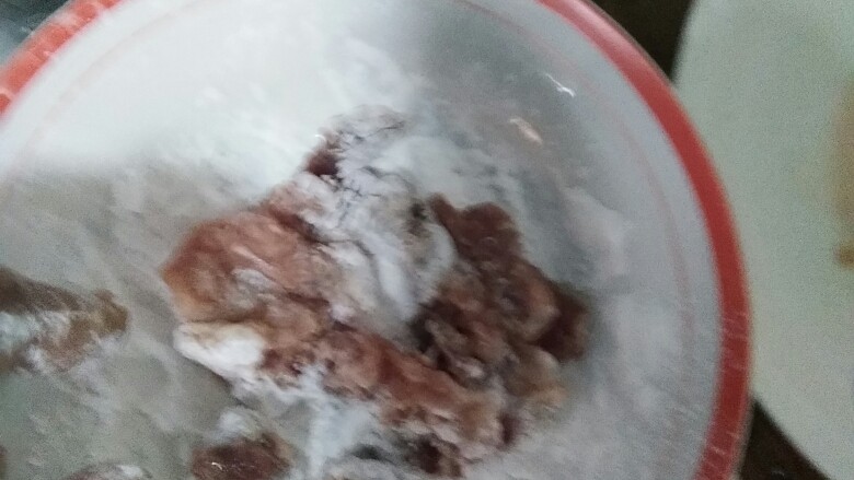 糖醋里脊,把肉放到淀粉里粘满淀粉