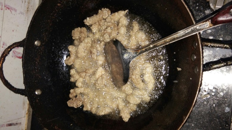 糖醋里脊,然后放到油里炸至金黄色出锅