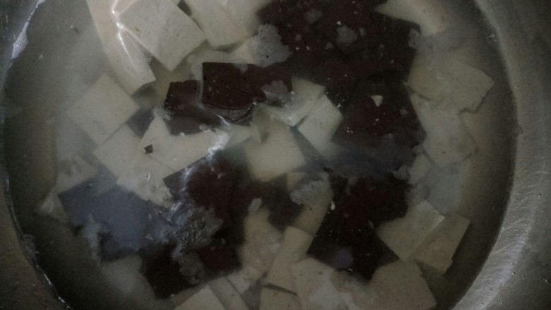 猪血烧豆腐,豆腐和猪血放热水里焯一下水,去腥味可以加点盐和料酒,捞出沥干水分