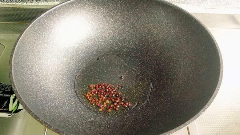 麻辣豆腐,锅入油预热,放入<a style='color:red;display:inline-block;' href='/shicai/ 700'>花椒</a>、麻椒小火煸香,捞出不用