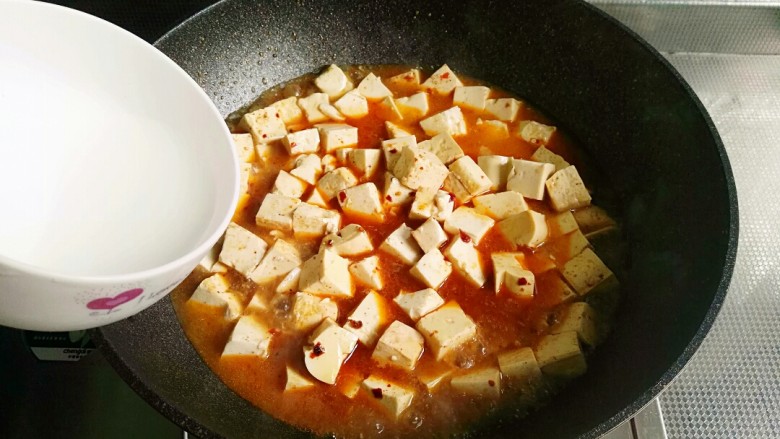 麻辣豆腐,淋入水淀粉煮开,小火炖3分钟入味