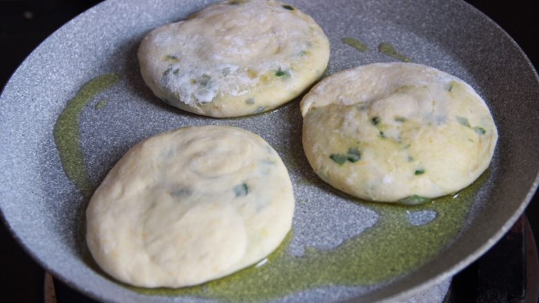 南瓜香葱饼,锅中倒入适量油,放入南瓜香葱饼