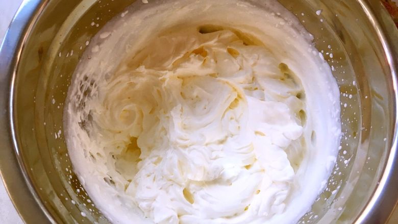 奶油盒子蛋糕,淡奶油加砂糖打发出清晰纹路,倾斜打蛋盆淡奶油不流动即可,之后装入裱花袋