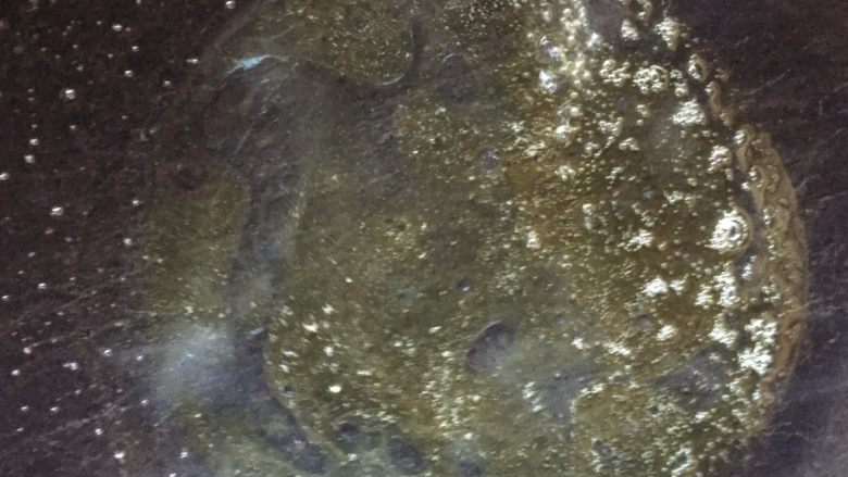 骨里香猪蹄
,锅里加水少许，加色拉油少许