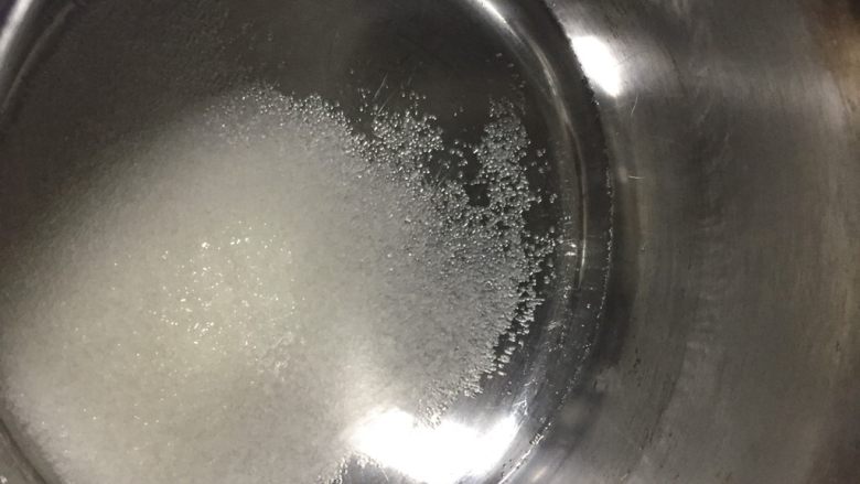 双层芝士蛋糕,准备小奶锅,锅中倒入清水和白砂糖,另清水盖过砂糖,开火煮沸至砂糖煮化