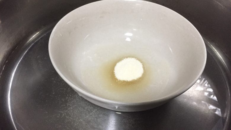 双层芝士蛋糕,开始做慕斯层,鱼胶粉倒入10g清水融化