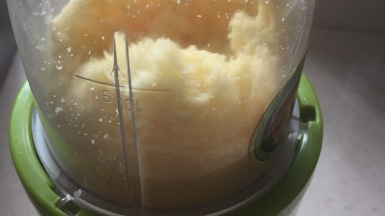 双层芝士蛋糕,取出冷藏冻硬的蛋糕,稍掰碎丢入搅拌机内一分钟就搅拌好了,如果没有搅拌机也可以放入保鲜袋中用擀面杖压碎