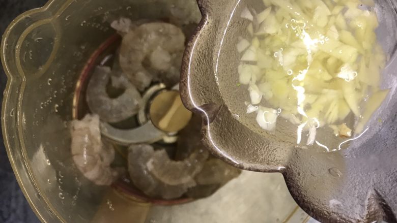 西兰花山药虾肉肠,鲜虾放入料理机,倒入葱姜水