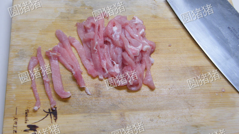 京酱肉丝做法,<a style='color:red;display:inline-block;' href='/shicai/ 36861'>猪里脊肉</a>先切成0.5CM的薄片,再切成细丝。