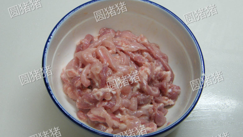 京酱肉丝做法,将肉丝用A腌料抓匀,放置腌制20分钟。