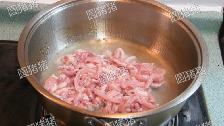 京酱肉丝做法,锅内下油,油温4成热时就放下肉丝快速滑炒。